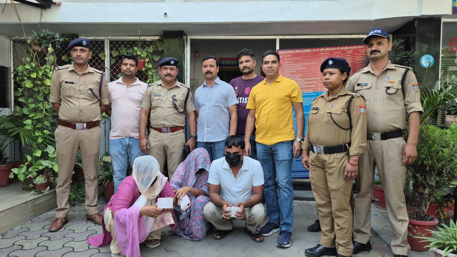 पुलिस ने पति-पत्नी सहित 3 स्नैचरों को किया गिरफ्तार, चैन व मंगलसूत्र बरामद