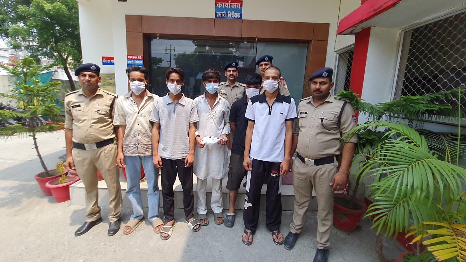 हत्या के प्रयास में गोली चलाने वाले मुख्य अभियुक्त सहित 6 लोग गिरफ्तार, अवैध तमंचा व दो स्कूटी बरामद