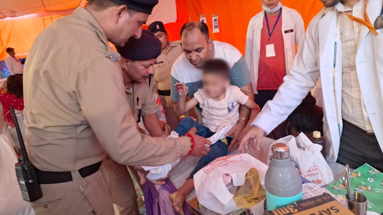 बाबा के दर्शन कर परिवार संग वापस लौट रहे बालक को गंभीर चोटें आने पर पुलिस टीम ने दिलाया उपचार, परिजनों और श्रद्धालुओं ने पुलिस के कार्य को सराहा