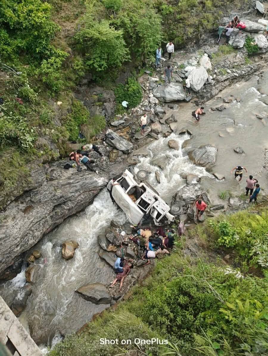 दर्दनाक सड़क हादसा मैक्सी टैक्सी हुई हादसे का शिकार, आठ लोगों के मौत की खबर, तीन लोग घायल