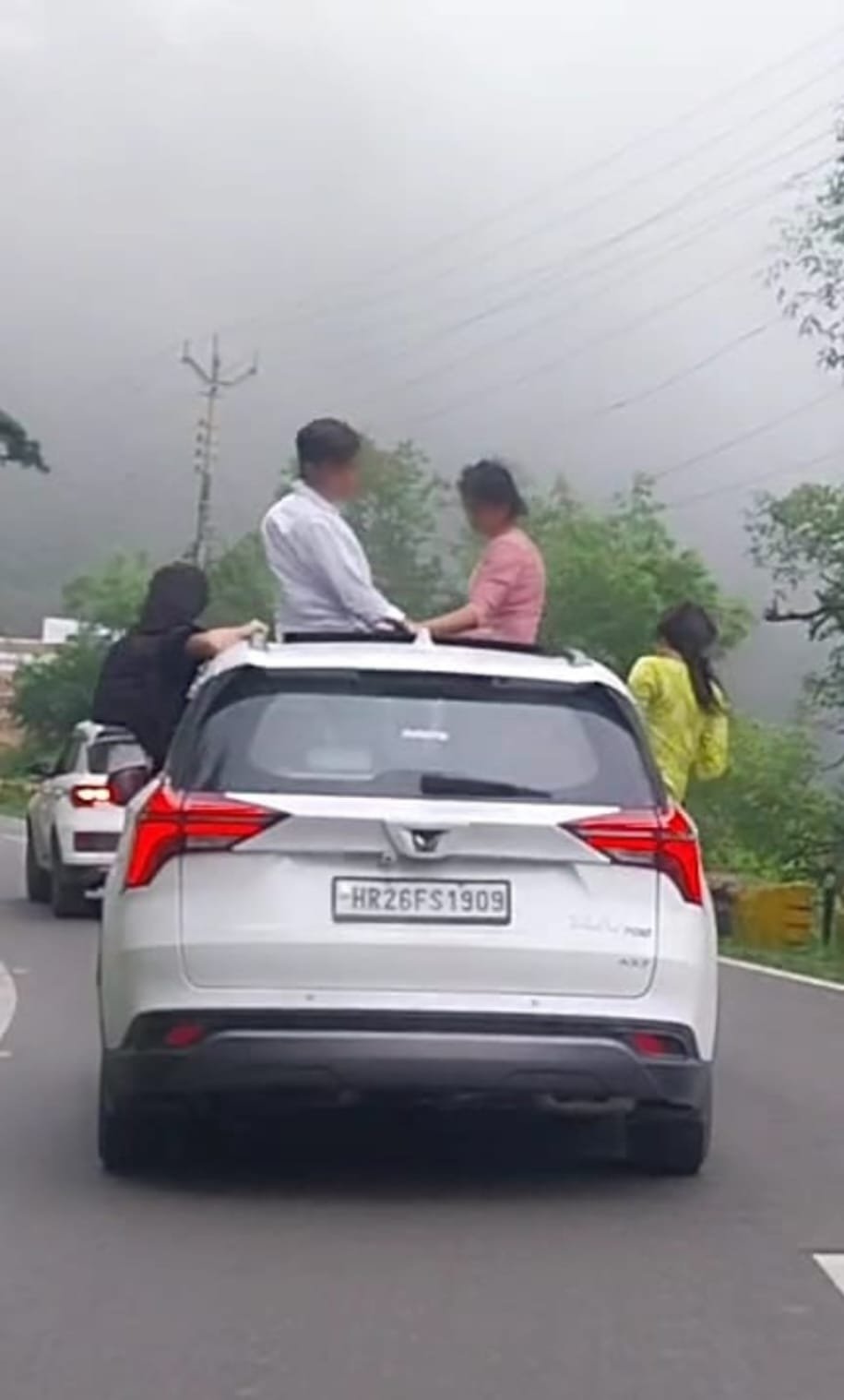 स्टंटबाजी के वायरल वीडियो का एसएसपी नैनीताल ने लिया संज्ञान, वाहन चालक के विरुद्ध हुई चलानी कार्यवाही