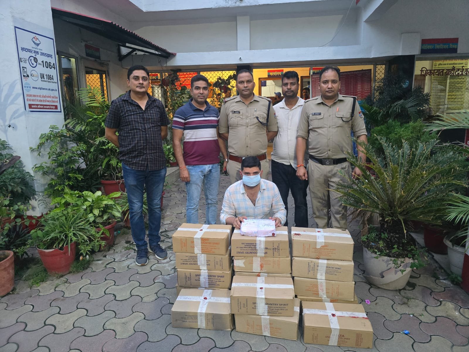 एसओजी की गिरफ्त में आया शराब तस्कर, 16 पेटी अवैध शराब के साथ हुआ गिरफ्तार