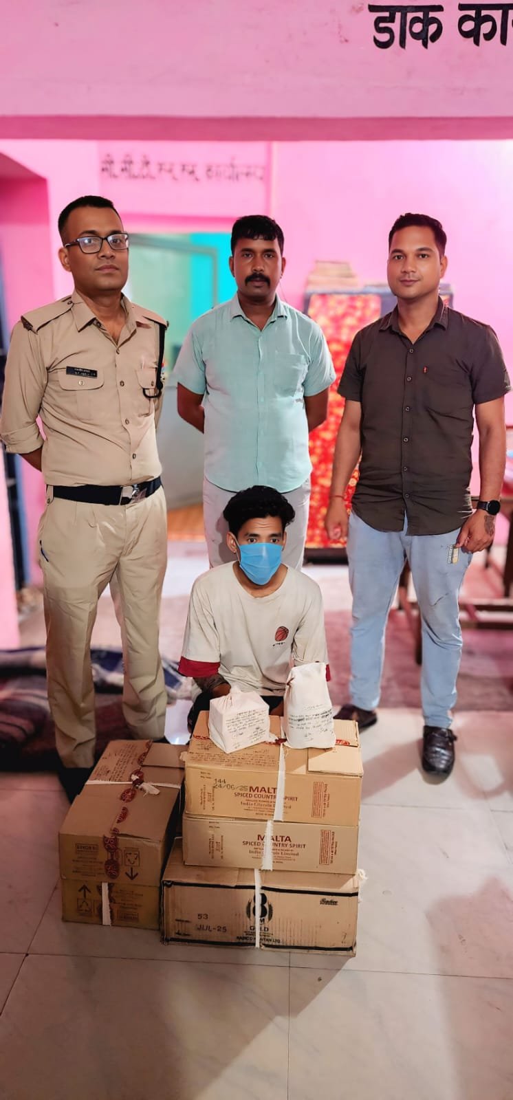 लालकुआं पुलिस की टीम ने रेस्टोरेंट से एक शराब तस्कर को किया गिरफ्तार, पंचायत चुनाव में बेचने के लिए लाई जा रही थी शराब