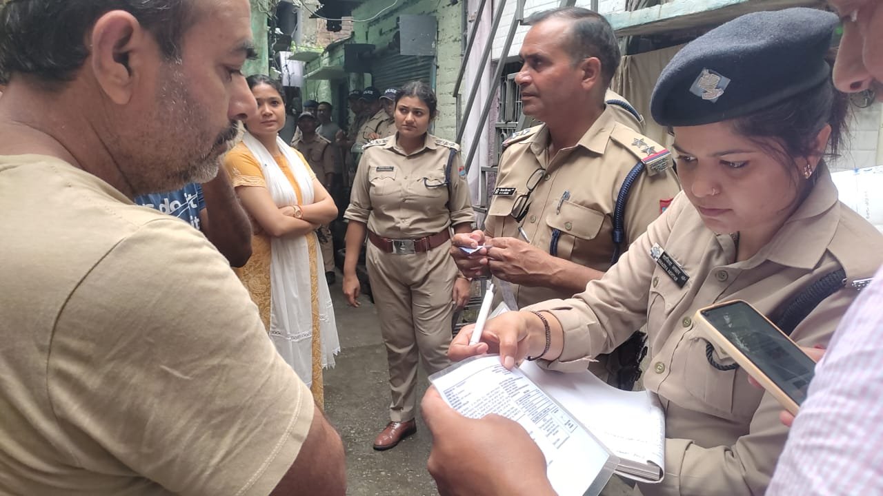 नैनीताल पुलिस ने बनभूलपुरा में चलाया सत्यापन अभियान, 1100 लोगों का किया सत्यापन, अनियमितता पाने पर 33 लोगों के विरुद्ध कार्यवाही