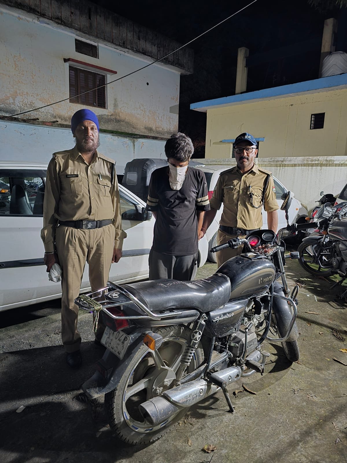 चोरी की मोटरसाइकिल के साथ मुखानी पुलिस ने शातिर चोर को किया गिरफ्तार