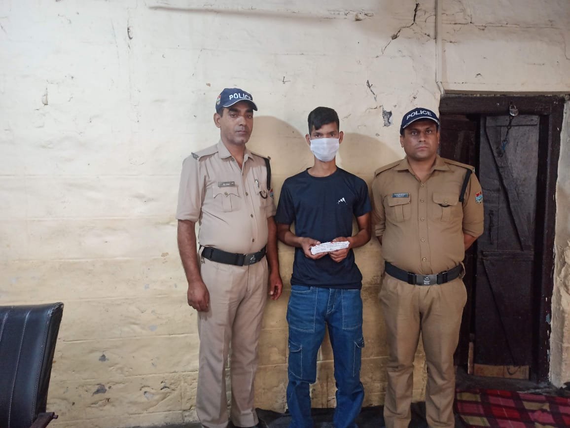 वनभूलपुरा पुलिस ने एक नाजायज चाकूधारी और 96 पाउच अवैध शराब के साथ 2 अभियुक्तों को किया गिरफ्तार