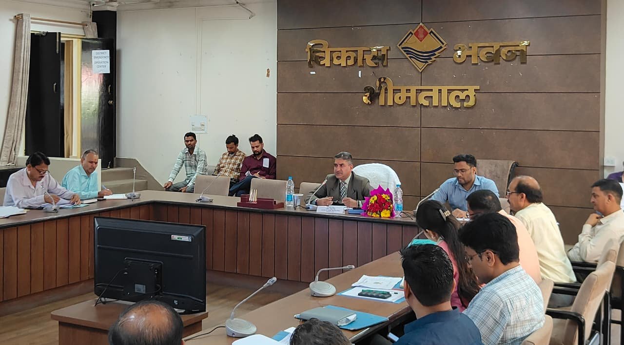 विकास भवन सभागार, भीमताल में सचिव संस्कृत शिक्षा दीपक कुमार ने जिला स्तरीय अधिकारियों संग ली बैठक