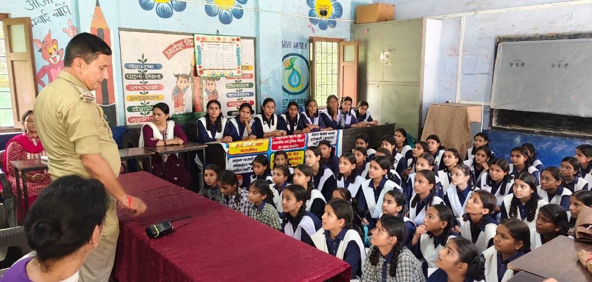 नैनीताल पुलिस का सड़क सुरक्षा अभियान, यातायात पुलिस ने छात्राओं को किया यातायात नियमों के प्रति जागरूक