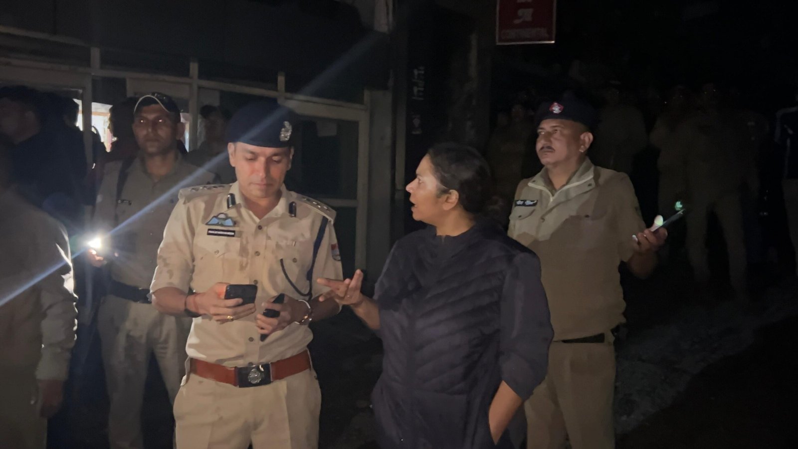 मल्लीताल क्षेत्र में बिल्डिंग में लगी आग पर पुलिस-प्रशासन ने पाया काबू, आई.जी. कुमाऊं व एसएसपी नैनीताल मौके पर रहे मौजूद