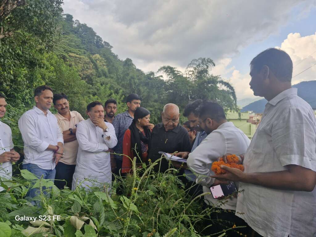 राजस्व विभाग ने दमुवाढुंगा में शुरू किया सर्वे