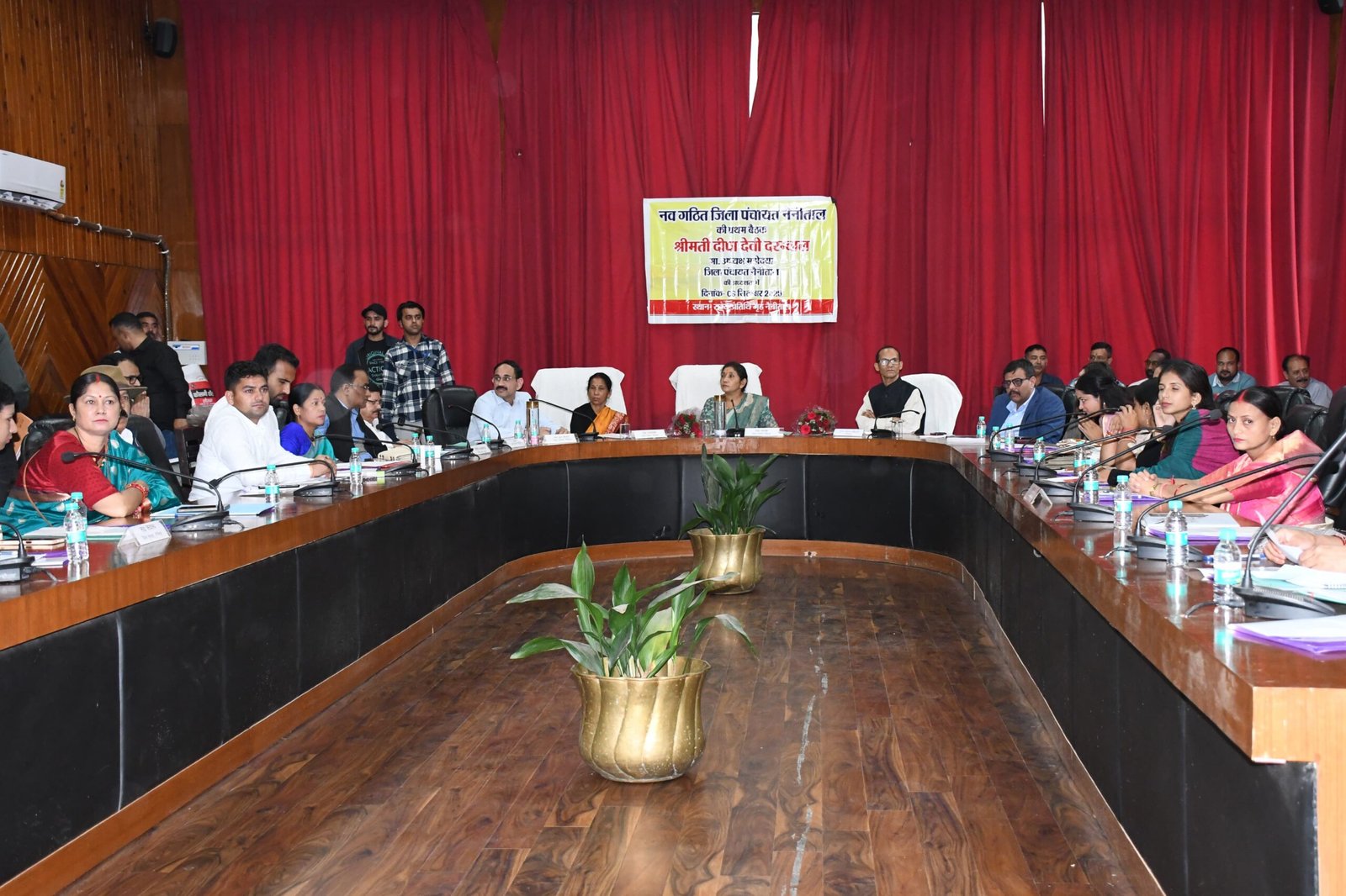 नवगठित जिला पंचायत नैनीताल की प्रथम बैठक संपन्न, सड़क, विद्यालय, अस्पताल व आवारा पशु की समस्याएं रहीं प्रमुख मुद्दे