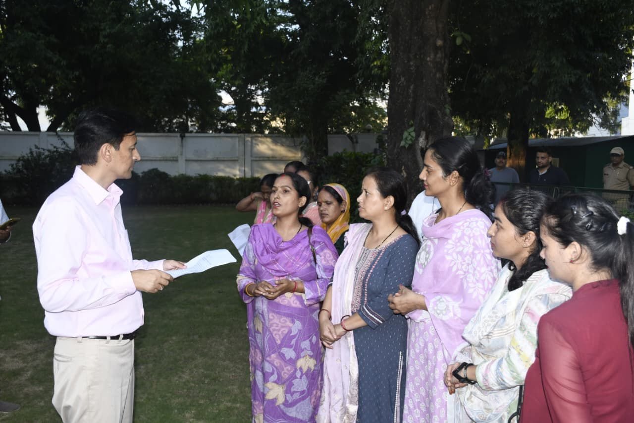 जनता मिलन कार्यक्रम में आयुक्त दीपक रावत की सुनवाई, वीज़ा धोखाधड़ी और सड़क दुर्घटना जैसे गंभीर मामलों पर त्वरित कार्रवाई का दिलाया भरोसा