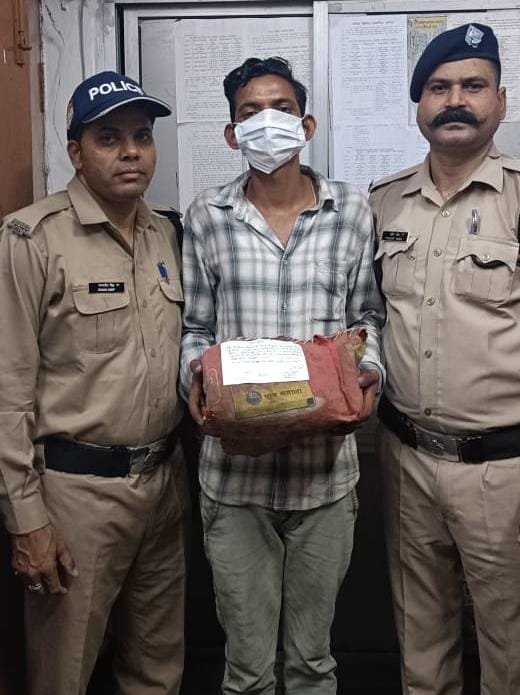 रेस्टोरेंट में लोगों को शराब पिलाने पर एक व्यक्ति को किया गिरफ्तार