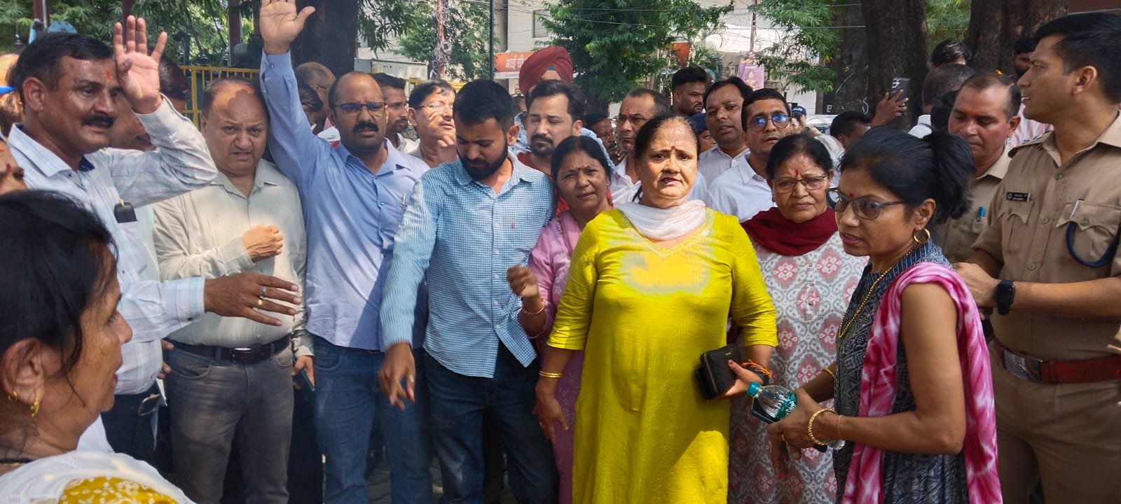 पेपर लीक मामले को लेकर उग्र हुई कांग्रेस, भाजपा सरकार व UKSSSC आयोग का फूंका पुतला, इस्तीफे की की मांग