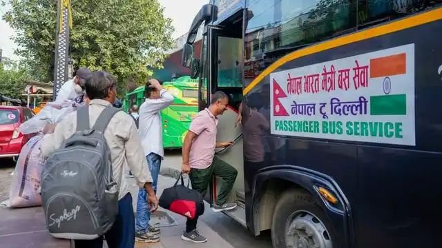 नेपाल में फंसी DTC की बस, दिल्ली-काठमांडू मैत्री बस सेवा भी ठप, मुश्किल में यात्री
