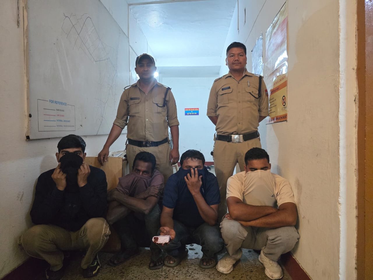सार्वजनिक स्थान पर जुआ खेलते 4 व्यक्तियों को पुलिस ने किया गिरफ्तार