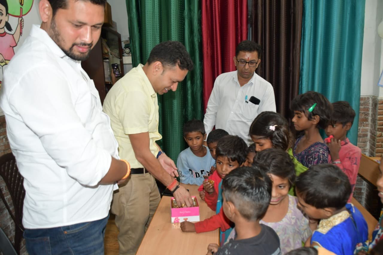 एसएसपी नैनीताल ने हल्द्वानी के वीरांगना संस्था के बच्चों के साथ मनाई दीपावली