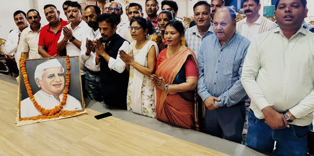 हल्द्वानी महानगर कांग्रेस ने प्रदेश के पूर्व मुख्यमंत्री स्व. नारायण दत्त तिवारी के पुण्यतिथि पर श्रद्धांजलि सभा का किया आयोजन