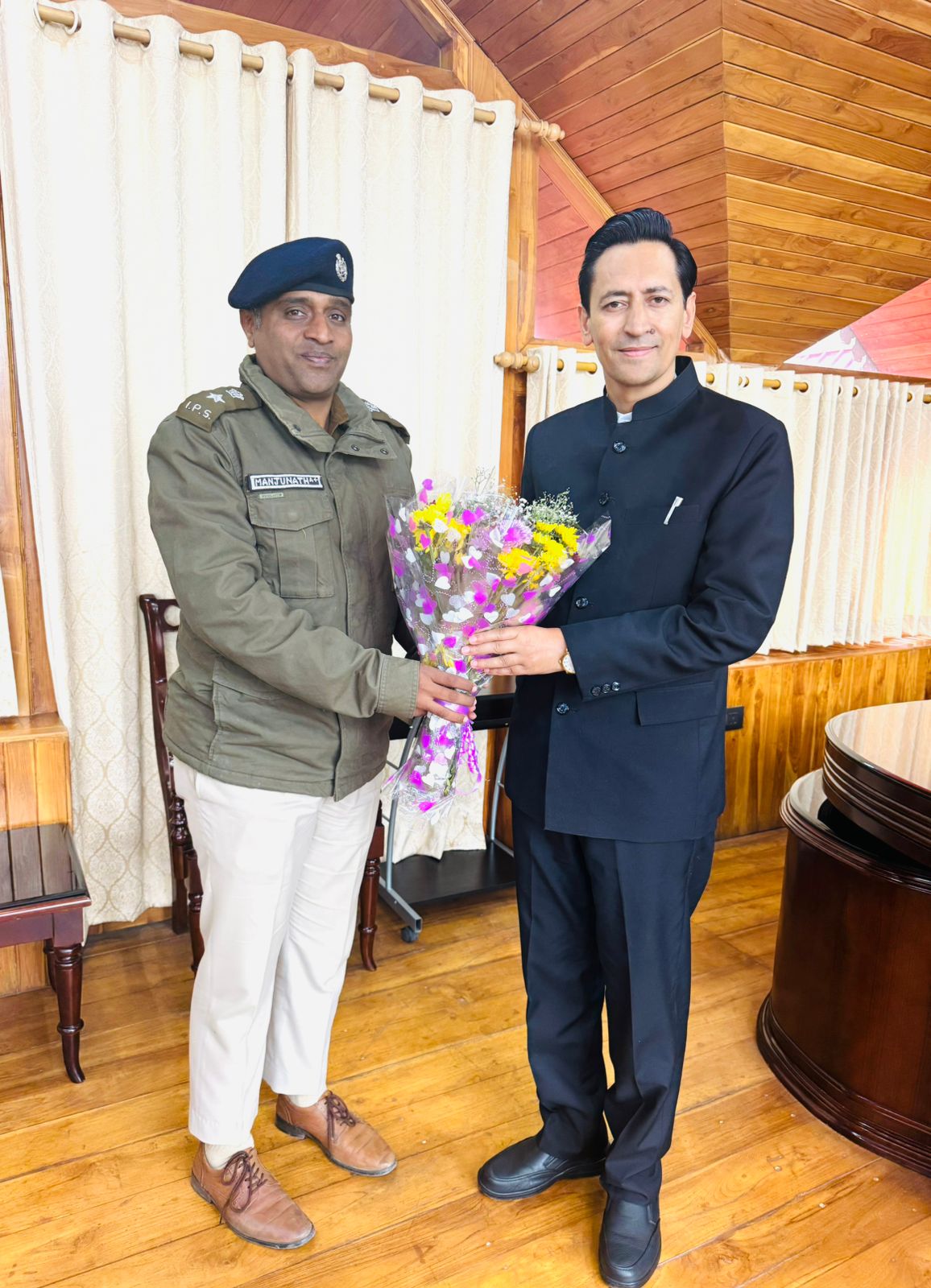 कुमाऊं आयुक्त से मिले वरिष्ठ पुलिस अधीक्षक मंजूनाथ टीसी, कानून व्यवस्था पर हुई विस्तृत चर्चा