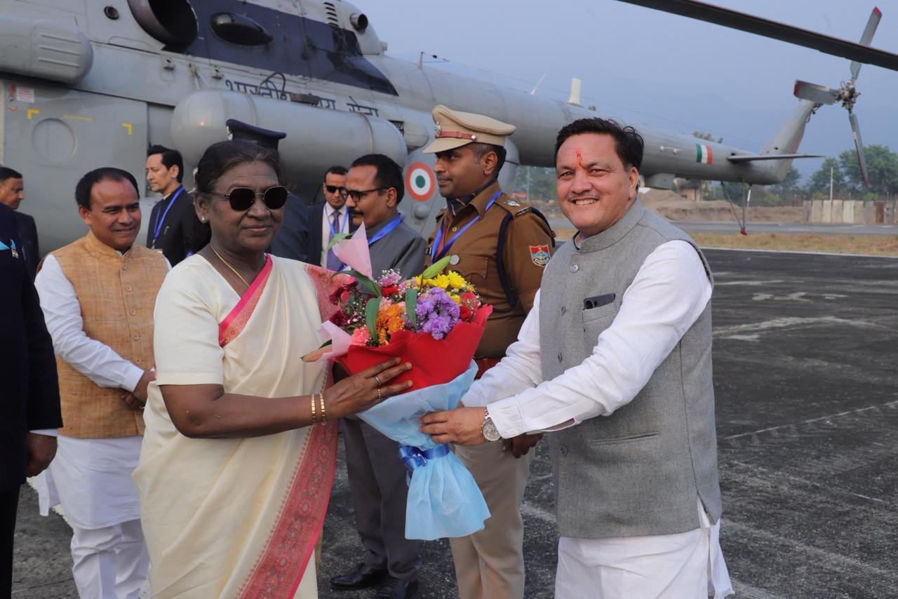 राष्ट्रपति द्रौपदी मुर्मू पहुंची हल्द्वानी, राजभवन नैनीताल समारोह में होंगी शामिल
