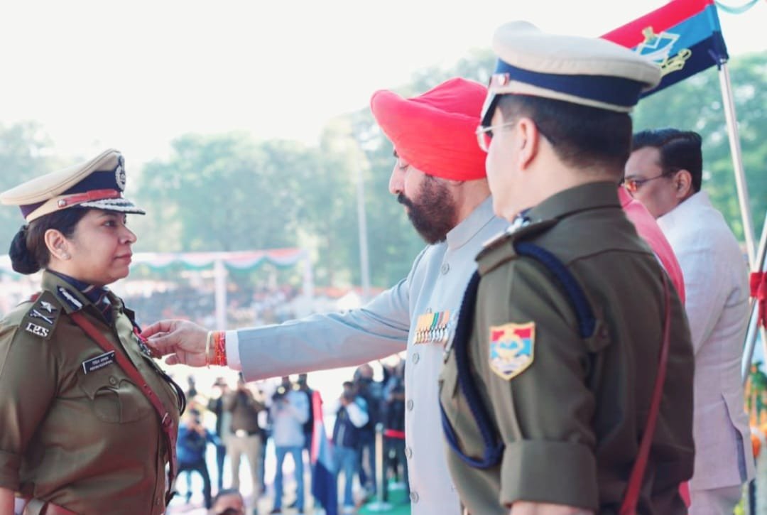 राज्य स्थापना दिवस की रजत जयंती परेड के शुभ अवसर पर राज्यपाल द्वारा आई.जी. कुमाऊं को राष्ट्रपति पदक से किया गया अलंकृत