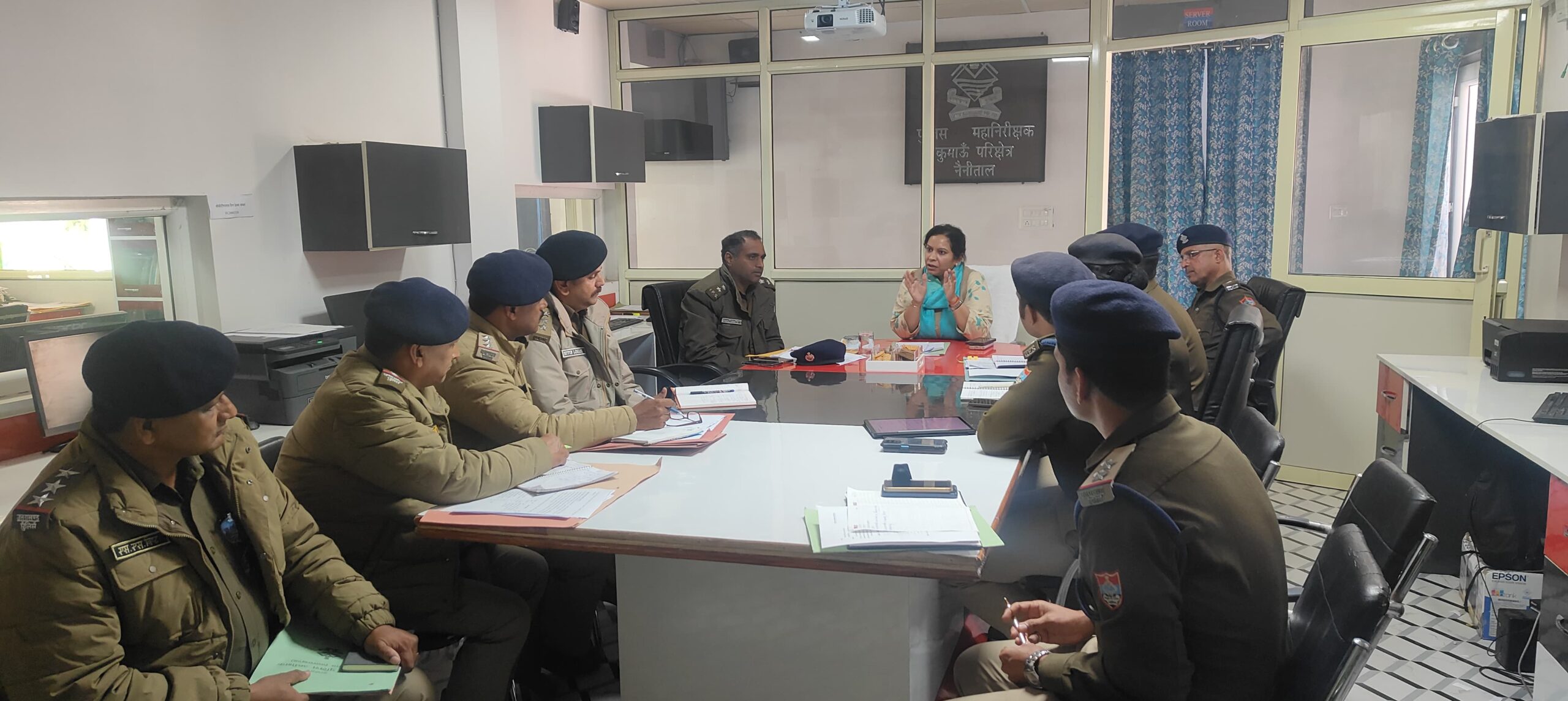 आईजी कुमाऊं द्वारा नैनीताल में पर्यटन सीजन के दृष्टिगत सुगम यातायात व्यवस्था हेतु की गई समीक्षा बैठक आयोजित