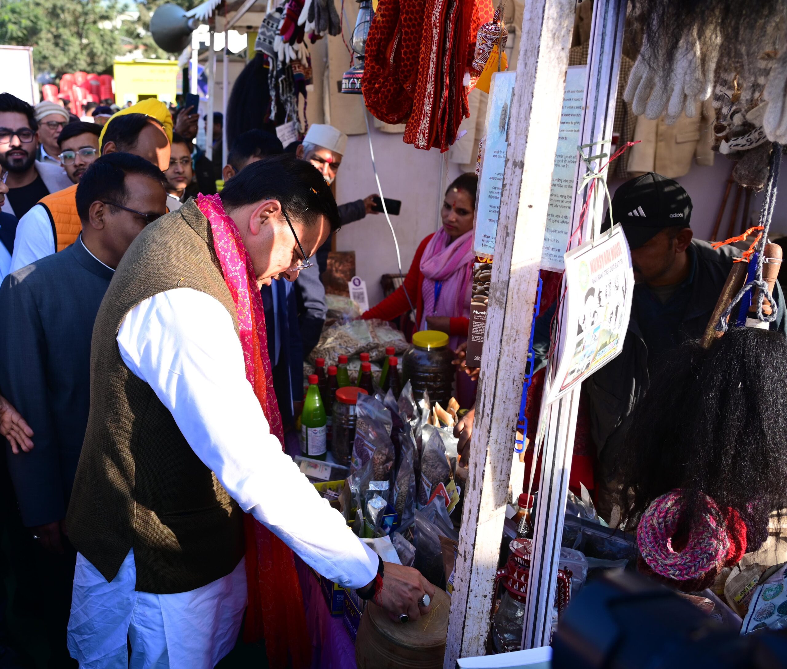 सहकारिता मेले में पहुंचे सीएम धामी, महिला स्वयं सहायता समूहों के स्टॉल का किया निरीक्षण