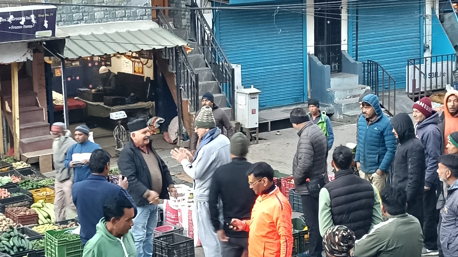 सीएम धामी ने नैनीताल में मॉर्निंग वॉक के दौरान जनता से की मुलाकात, नैना देवी मंदिर सौंदर्यीकरण कार्यों का किया निरीक्षण
