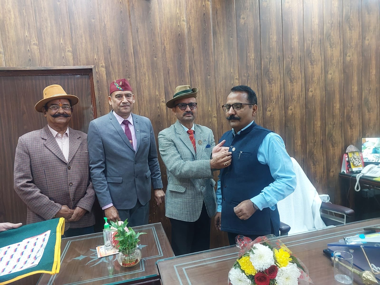 सशस्त्र सेना झण्डा दिवस के अवसर पर हल्द्वानी में जिलाधिकारी ललित मोहन रयाल को लगाया टोकन फ्लैग