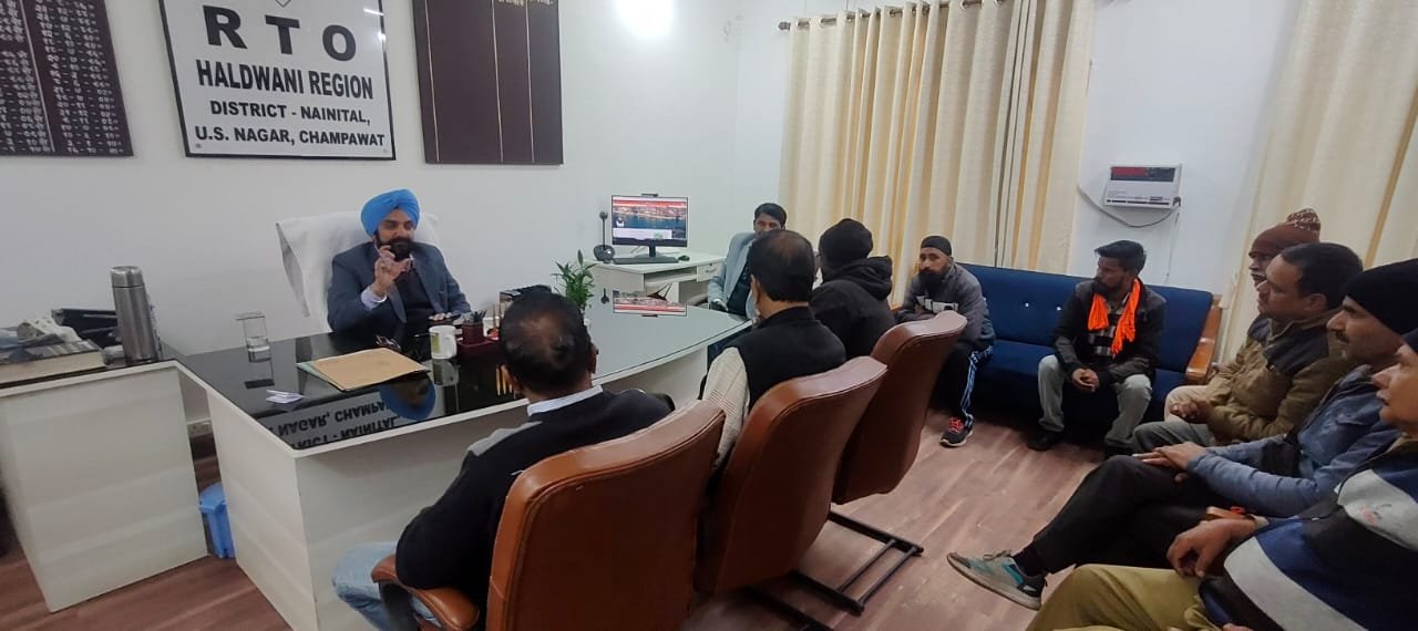 परिवहन विभाग के अधिकारियों ने आटो व ई – रिक्शा वाहनों के पदाधिकारियों के साथ बैठक कर दिए निर्देश