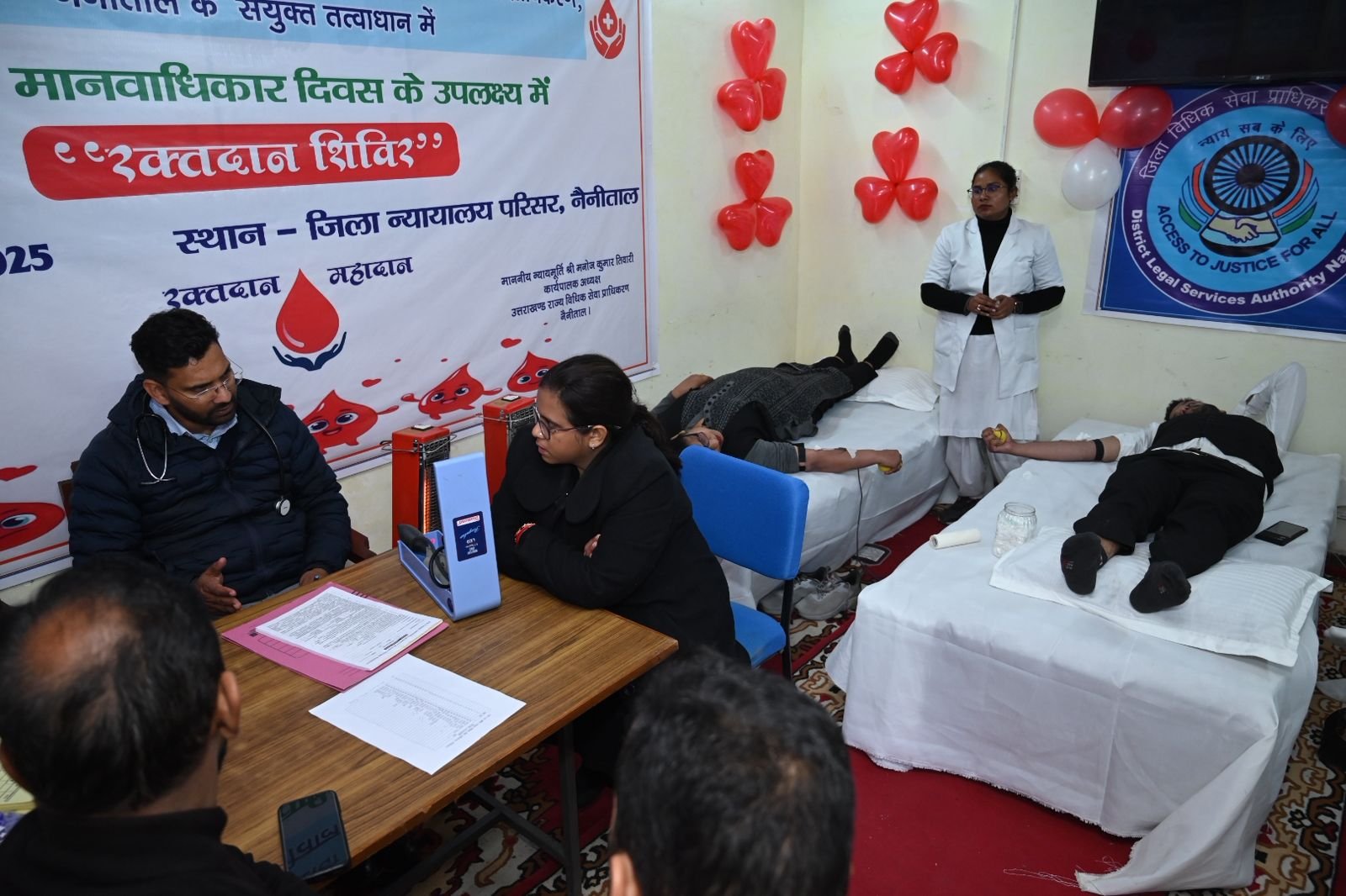 नैनीताल न्यायालय में मानवता का उत्सव, न्यायाधीशों व अधिवक्ताओ ने किया रक्तदान