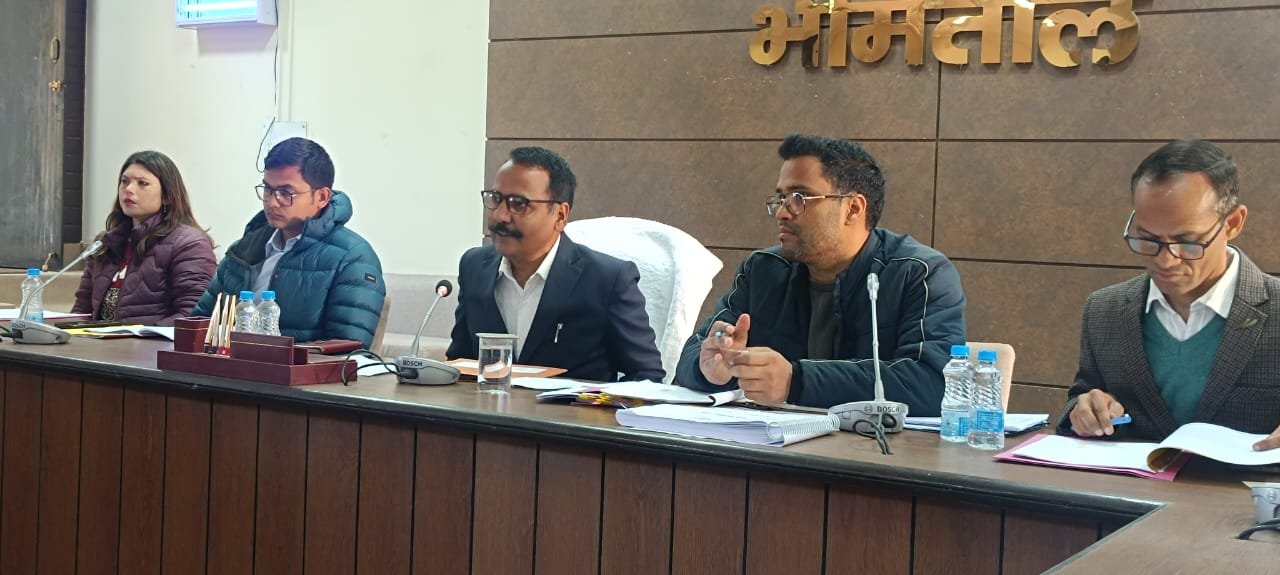 जिलाधिकारी ने सभी विभागों को आगामी फरवरी मांह तक विकास कार्यों हेतु आवंटित धनराशि को शत प्रतिशत व्यय करने के दिए निर्देश