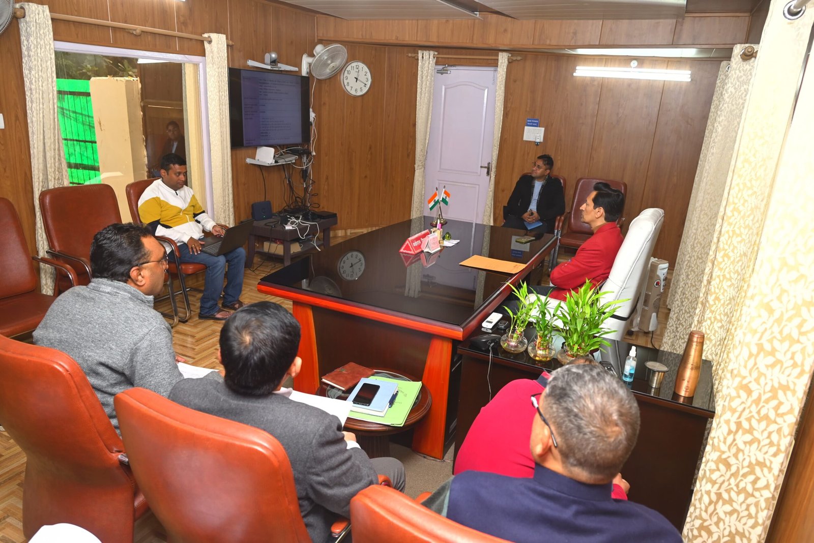 आयुक्त ने सड़क निर्माण कार्यों में तेजी लाने के साथ ही गुणवत्ता सुनिश्चित कराने के दिये निर्देश
