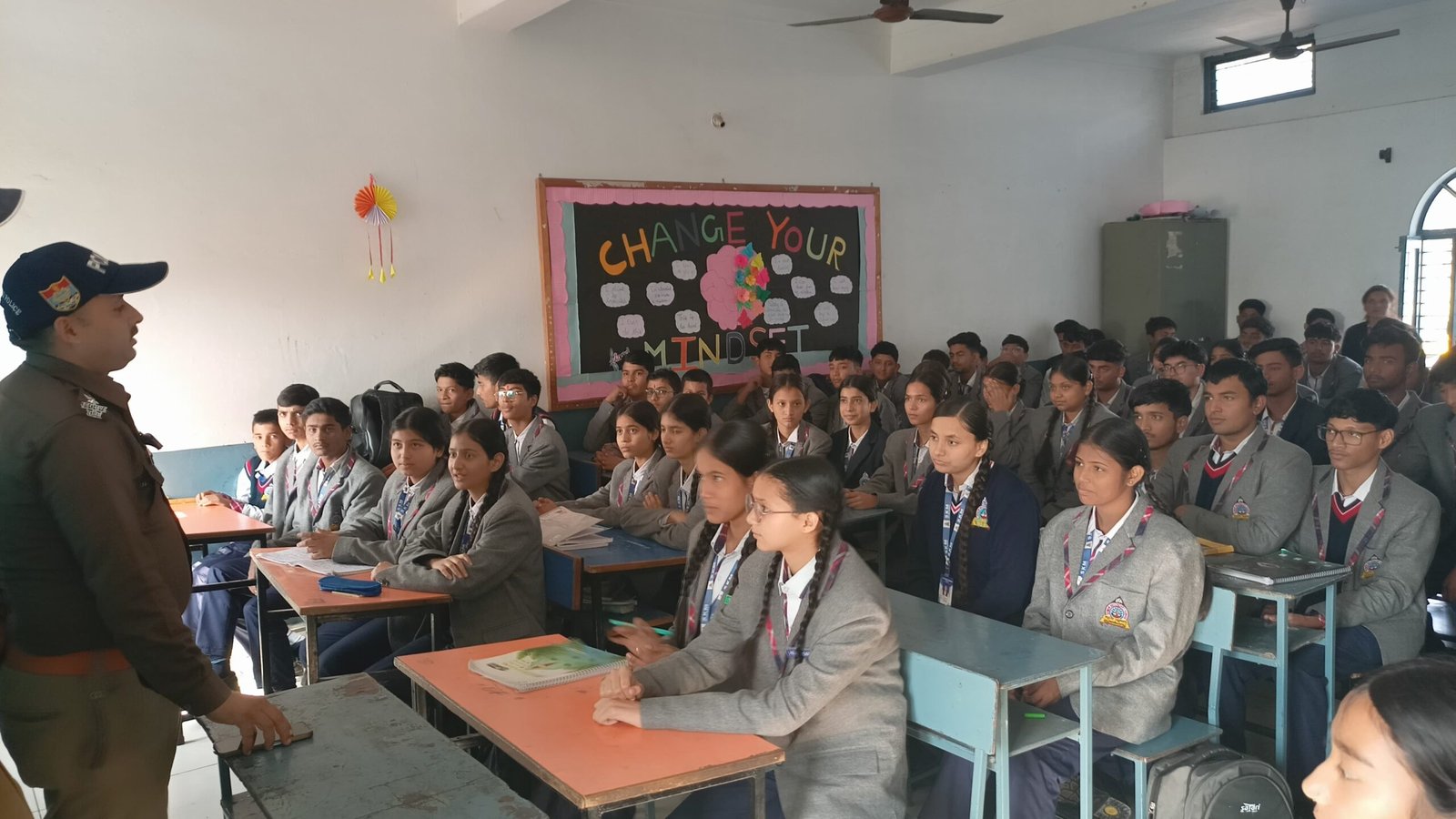 यातायात पुलिस हल्द्वानी की टीम ने महात्मा गांधी इंटर कॉलेज हल्द्वानी एवं एसकेएम स्कूल हल्द्वानी में जाकर रोड सेफ्टी क्लब का किया गठन