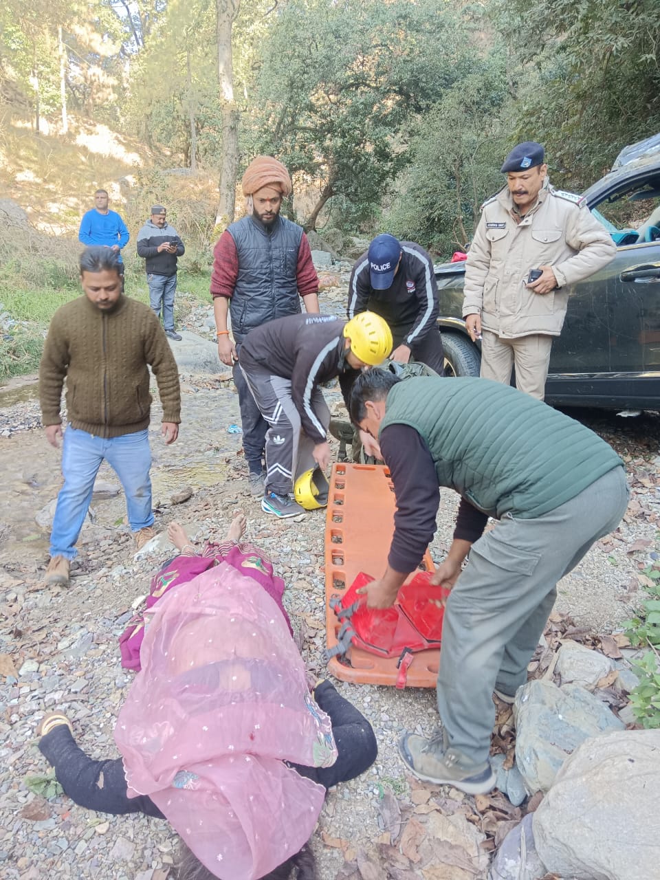 भवाली में कैंचीधाम के पास एक वाहन हुई दुर्घटनाग्रस्त, 3 की मौत 6 लोग घायल