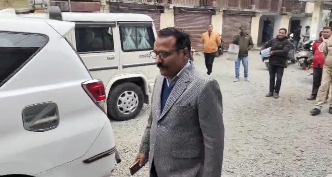 जिलाधिकारी ललित मोहन रयाल ने हल्द्वानी तहसील का किया औचक निरीक्षण