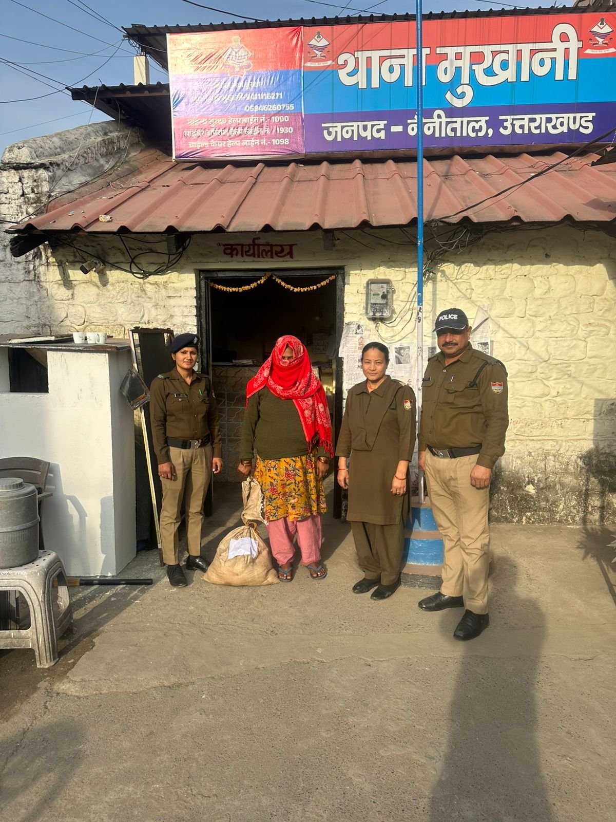 मुखानी पुलिस ने 57 पाउच कच्ची शराब के साथ एक महिला को किया गिरफ्तार