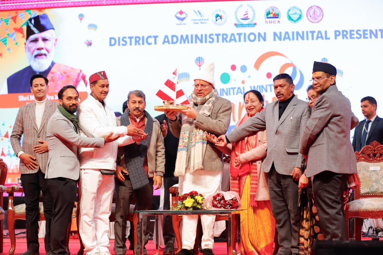 सीएम धामी ने नैनीताल में आयोजित विंटर कार्निवाल में किया प्रतिभाग