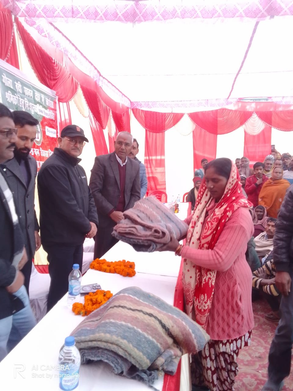 खनन कार्यों में संलग्न 600 से अधिक श्रमिकों को शीत ऋतु से बचाव के लिए किया गया कंबल वितरण