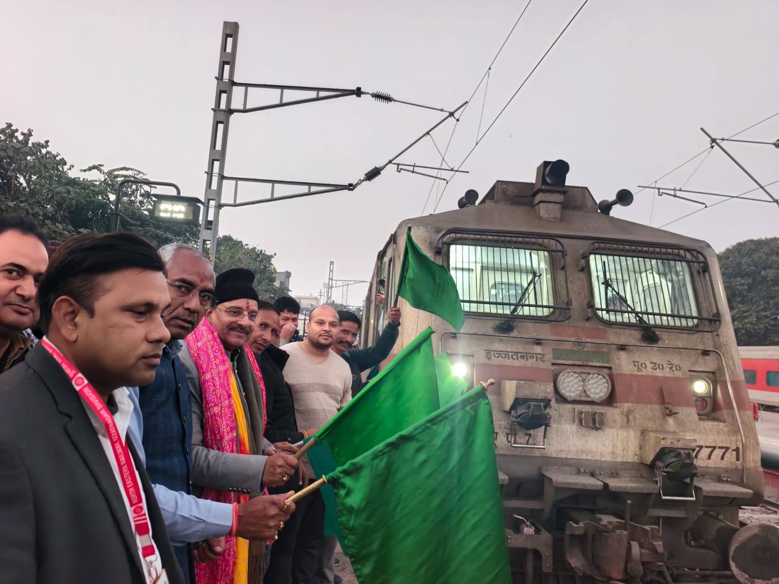 सांसद अजय भट्ट ने लालकुआं- बेंगलुरु स्पेशल एक्सप्रेस रेलगाड़ी को हरी झंडी दिखाकर किया रवाना