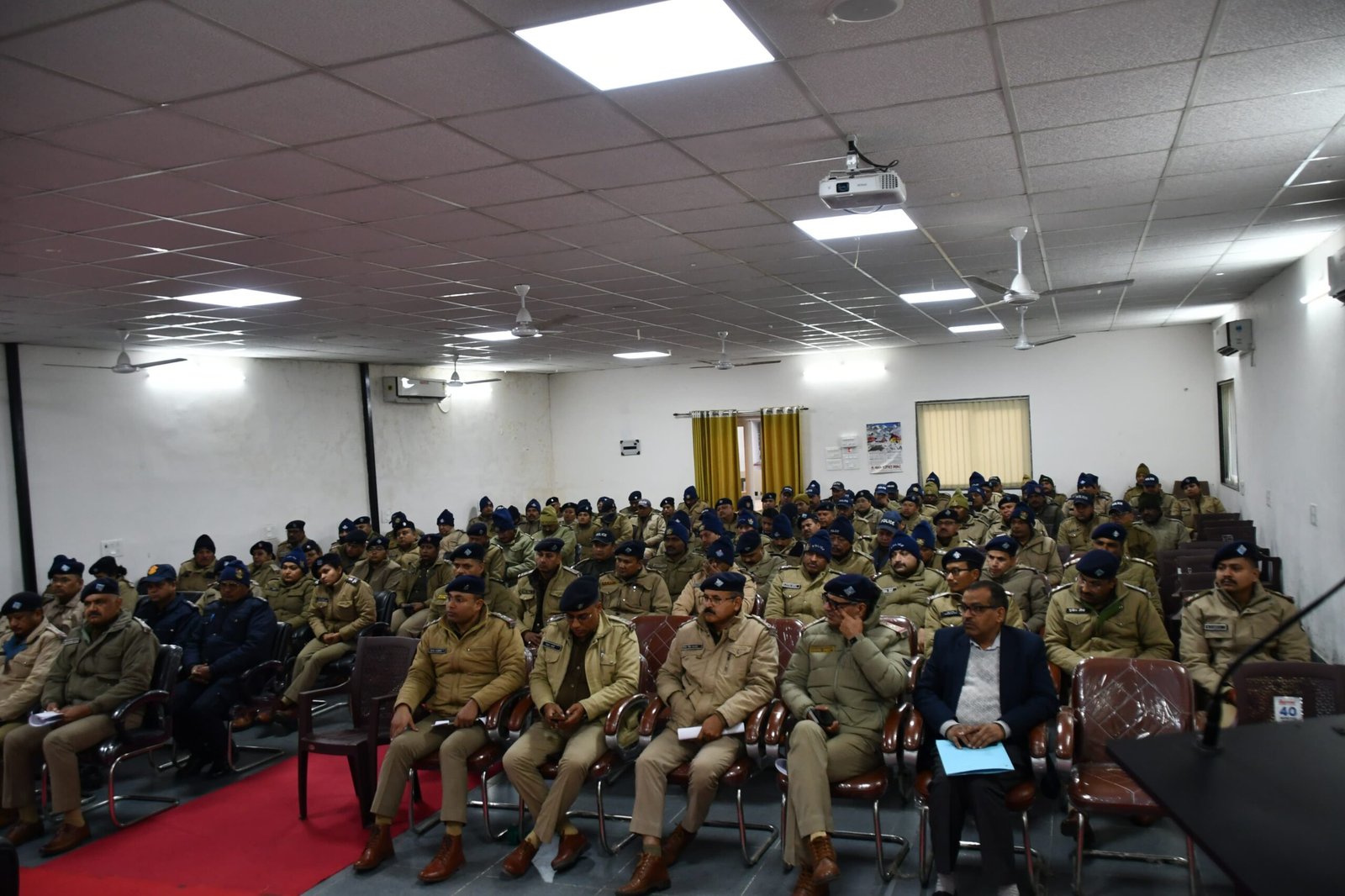 हल्द्वानी शहर में वी0आई0पी0 कार्यक्रम के दृष्टिगत एस0पी0 ट्रैफिक नैनीताल के पुलिस कर्मियों को किया ब्रीफ