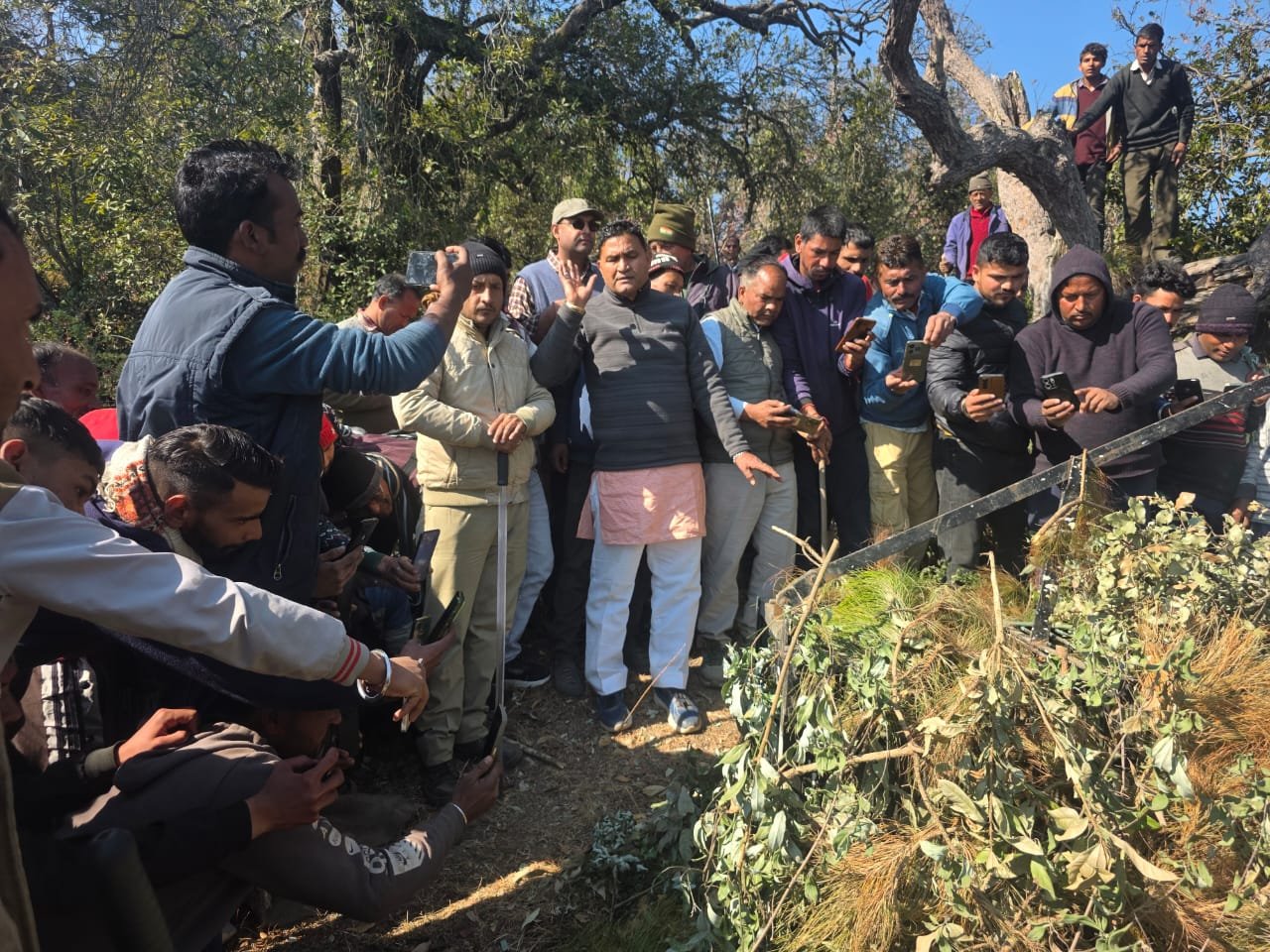 धारी के तल्ली दिनी में वन विभाग ने पकड़ा  गुलदार, विधायक कैड़ा ने की मताओं और बहिनो से सतर्क रहने की अपील