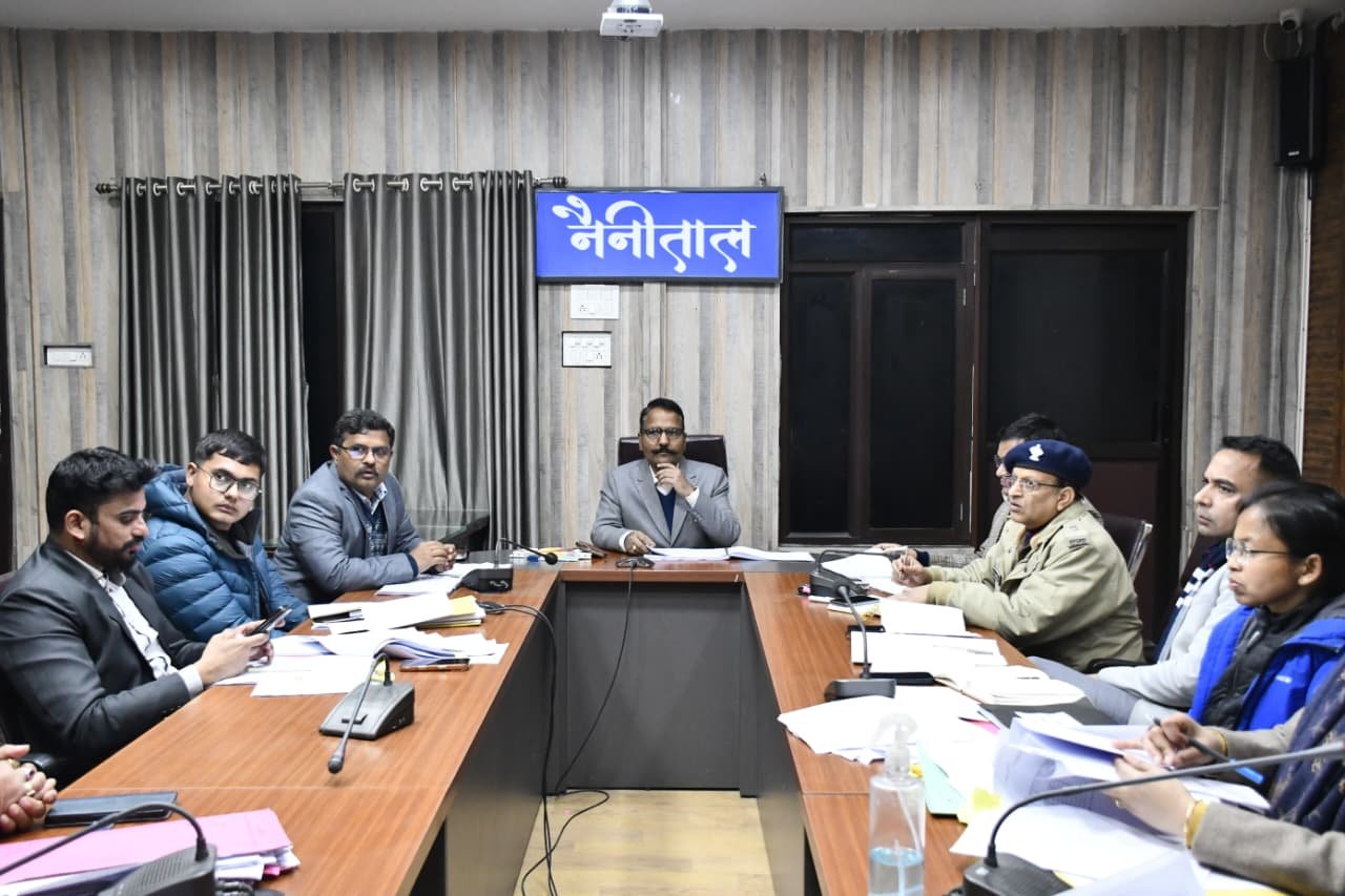 जिलाधिकारी ने ली मासिक स्टाफ की बैठक, विभागीय अधिकारियों को दिए कई निर्देश