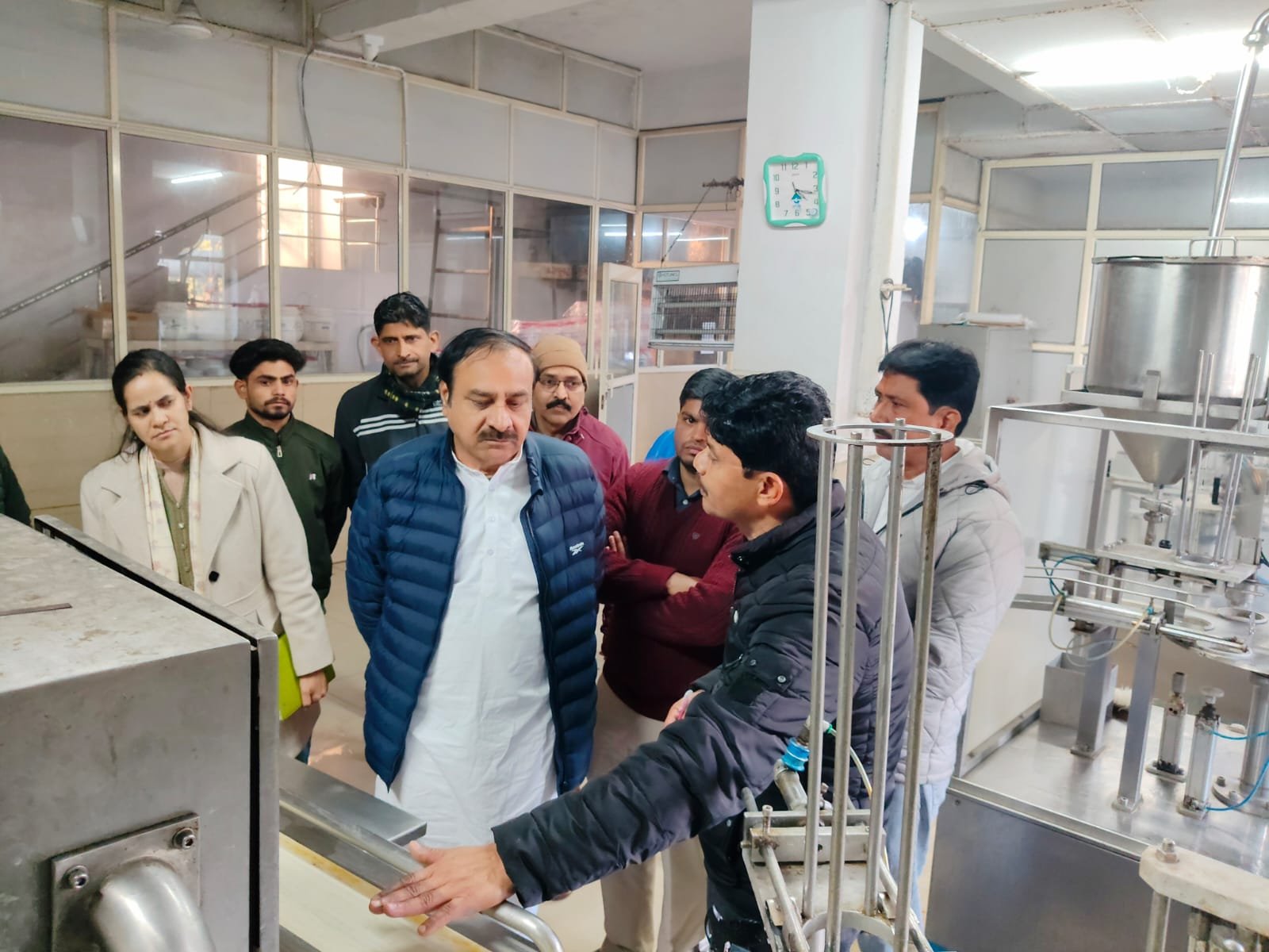 लालकुआं दुग्धशाला लालकुआं का किसान आयोग उपाध्यक्ष चौधरी अजीत सिंह ने किया भ्रमण