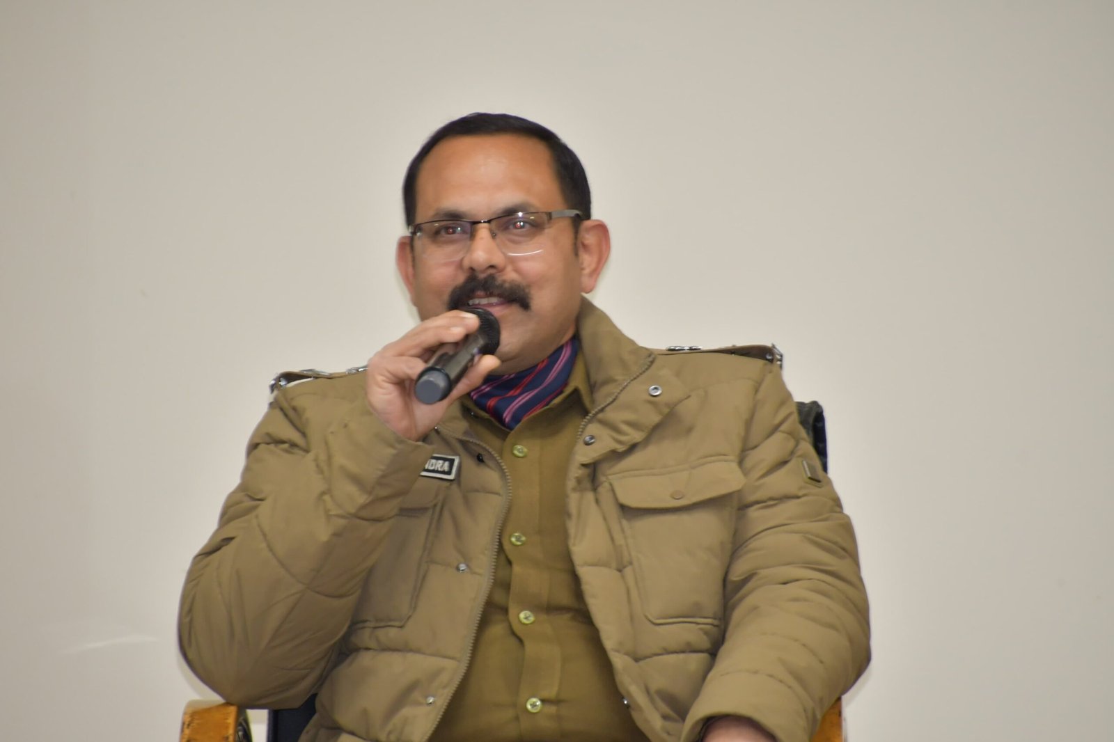 हल्द्वानी शहर में वी0आई0पी0 कार्यक्रम के दृष्टिगत एस0पी0 क्राइम/ट्रैफिक नैनीताल के पुलिस कर्मियों को किया ब्रीफ