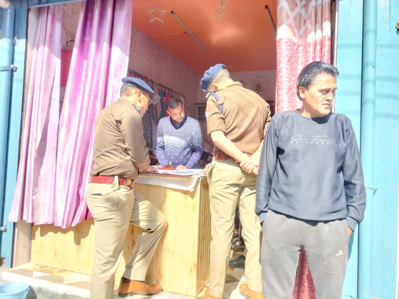 भवाली पुलिस ने क्षेत्र में चलाया वृहद सत्यापन अभियान, बिना सत्यापन निवासरत 30 लोगों पर जुर्माना व 7 मकान मालिकों का हुआ चालान