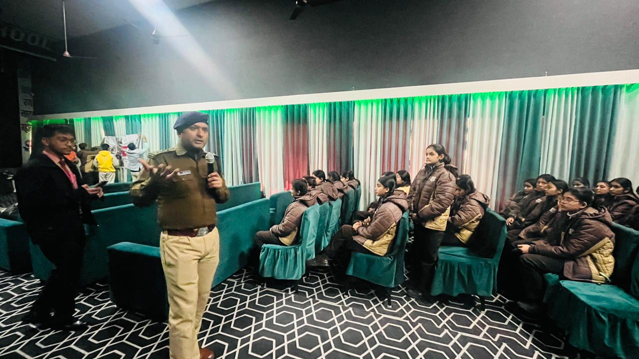 क्षेत्राधिकारी रामनगर ने छात्राओं को पढ़ाया साइबर सुरक्षा का पाठ