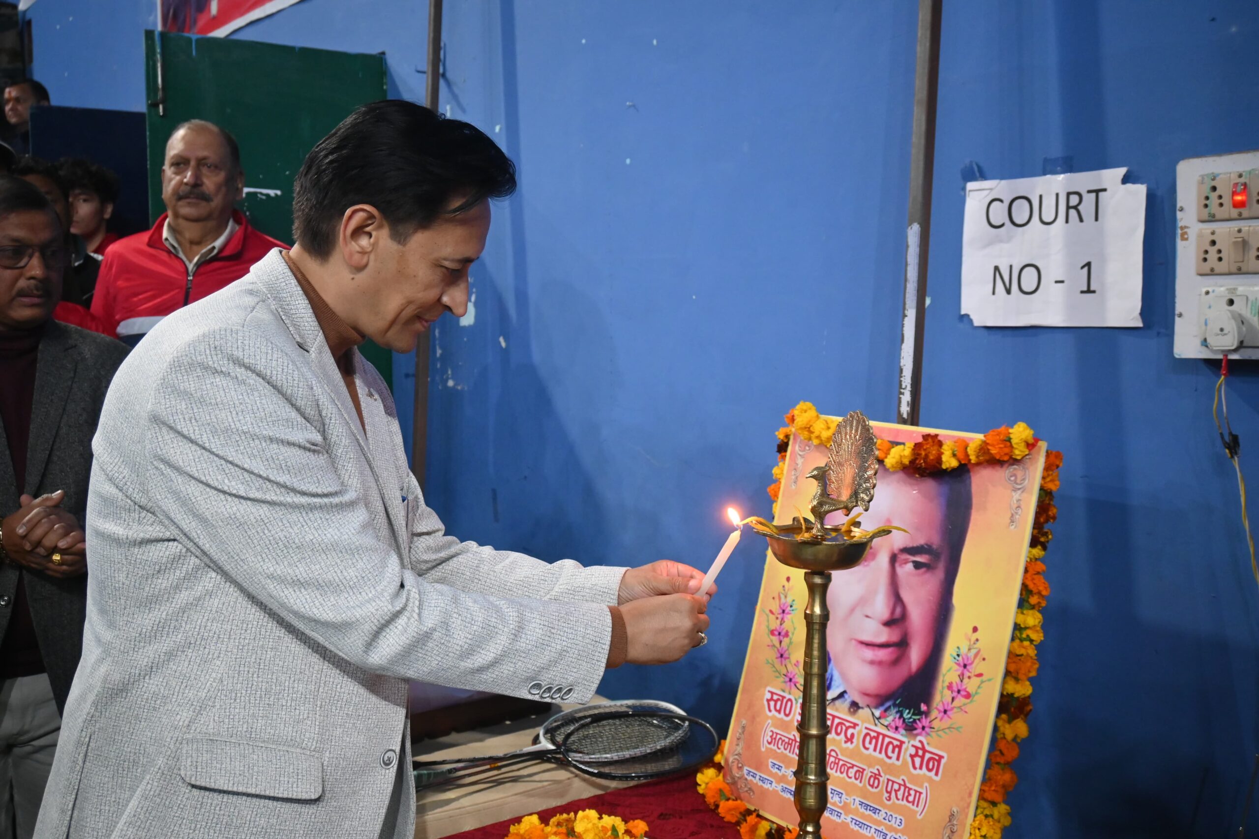 अल्मोड़ा में बैडमिंटन टूर्नामेंट का आयुक्त दीपक रावत ने किया शुभारंभ