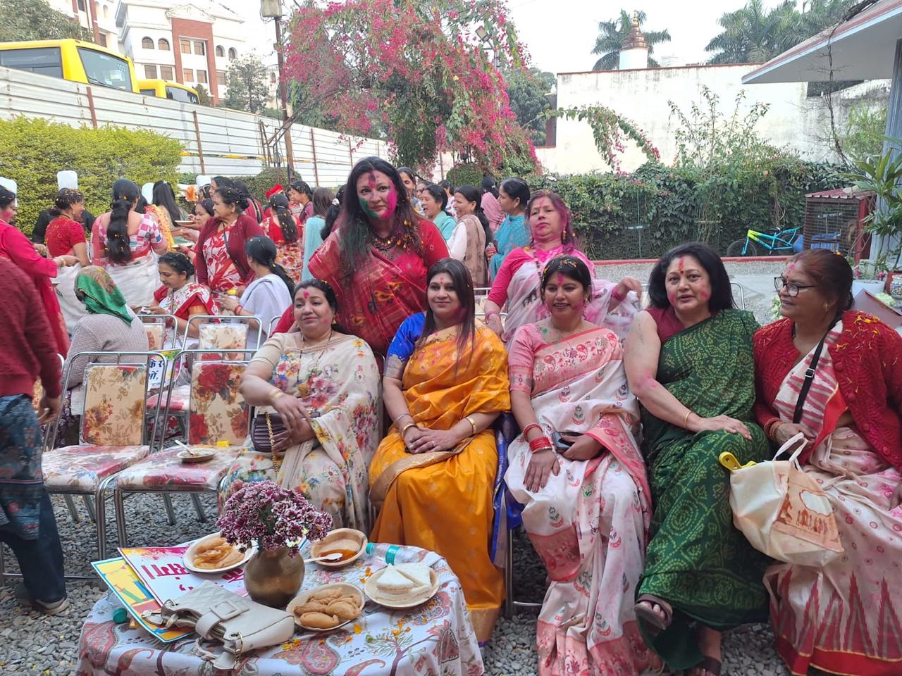 क्लेमेंटाउन में सजी कुमाऊंनी बैठक होली, महिलाओं ने संस्कृति और प्राकृतिक रंगों संग बिखेरे रंग