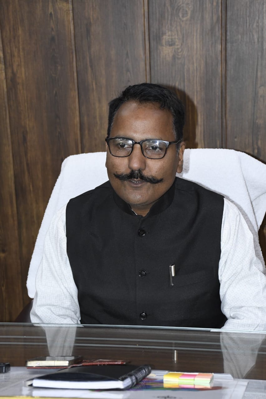 राजस्व अभिलेखों का काम निजी व्यक्तियों से कराने पर दो रजिस्ट्रार कानूनगो पदावनत